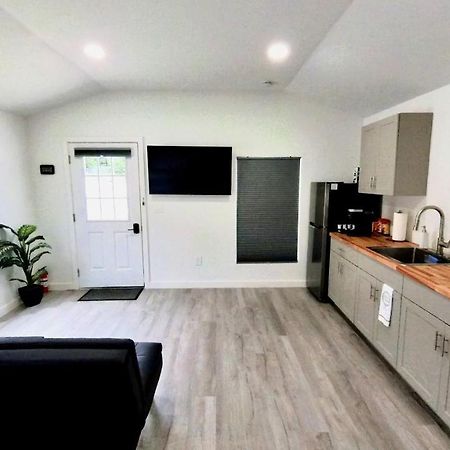 All Modern Studio With Private Entry & Parking. Brandon Esterno foto