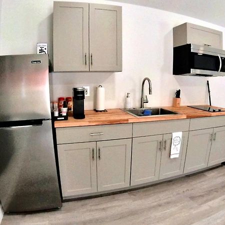 All Modern Studio With Private Entry & Parking. Brandon Esterno foto