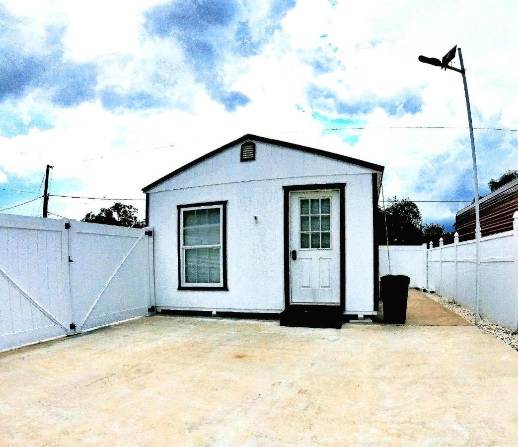 All Modern Studio With Private Entry & Parking. Brandon Esterno foto