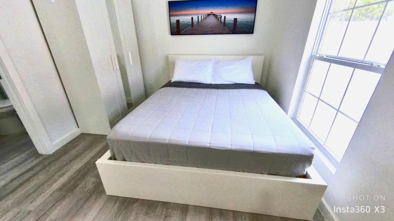 All Modern Studio With Private Entry & Parking. Brandon Esterno foto
