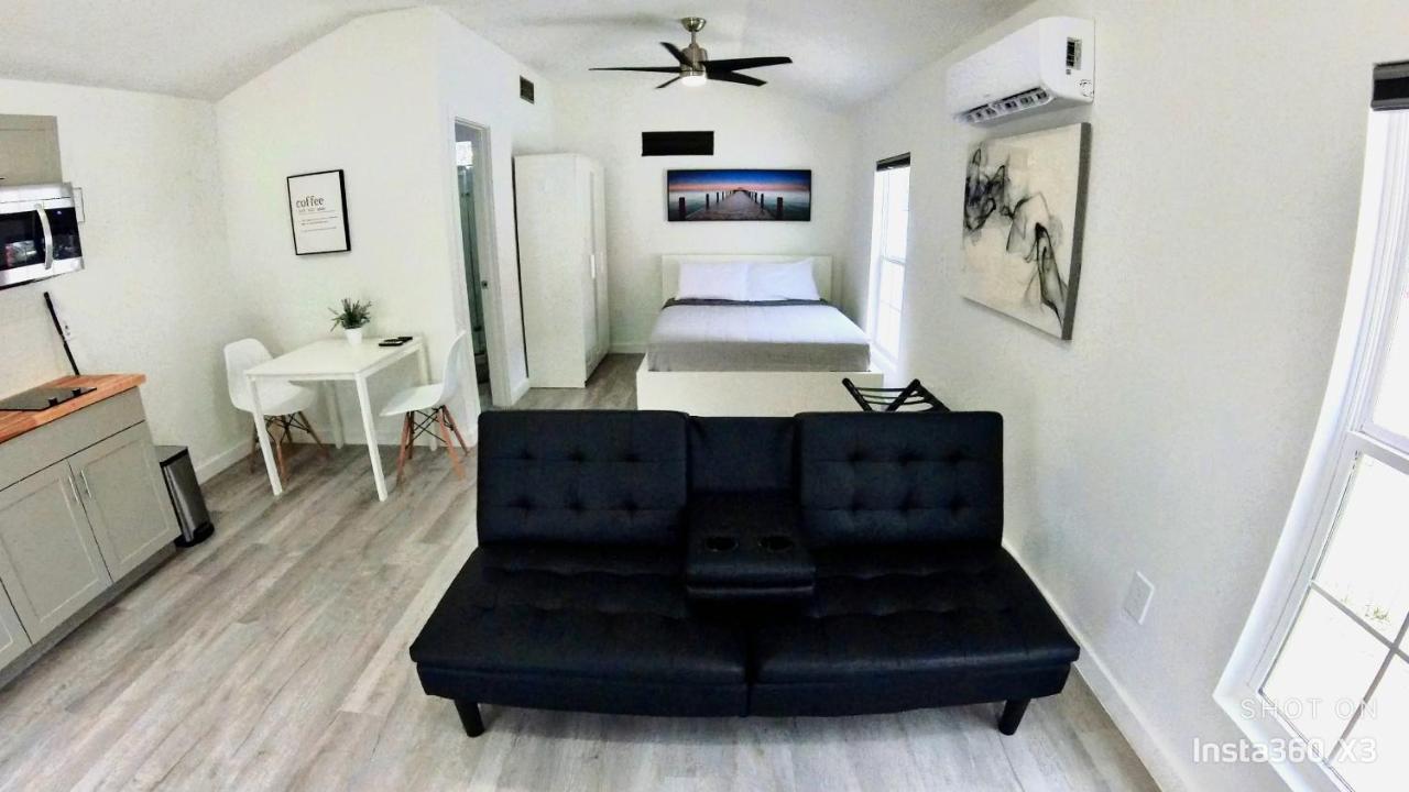 All Modern Studio With Private Entry & Parking. Brandon Esterno foto