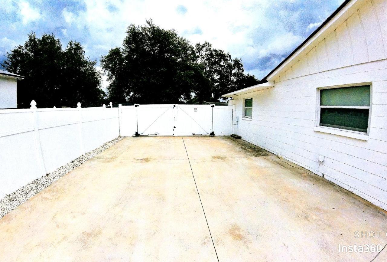 All Modern Studio With Private Entry & Parking. Brandon Esterno foto