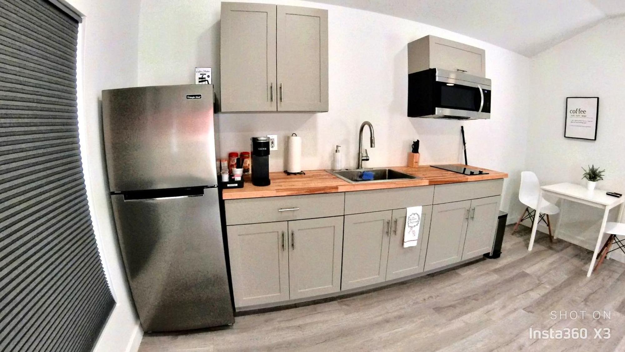 All Modern Studio With Private Entry & Parking. Brandon Esterno foto