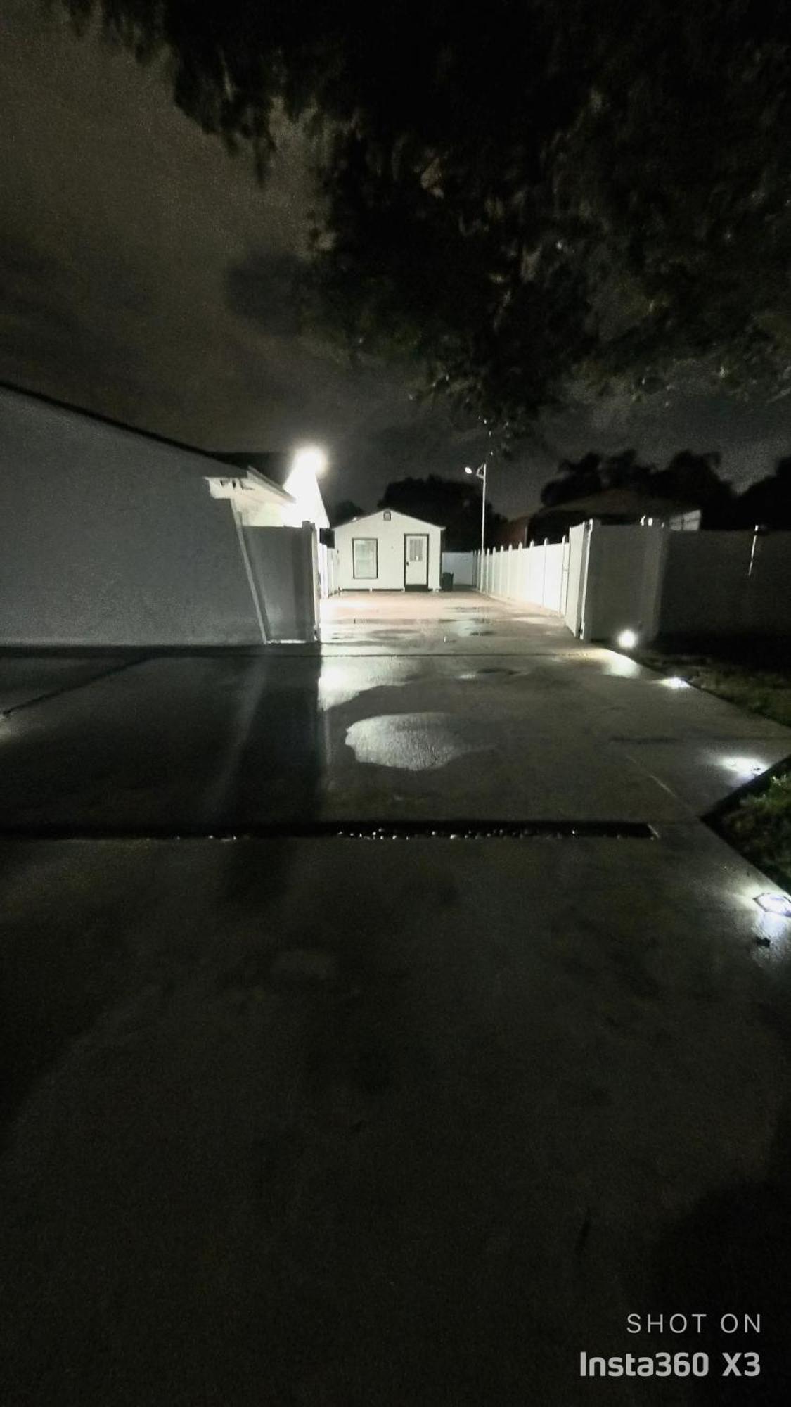 All Modern Studio With Private Entry & Parking. Brandon Esterno foto
