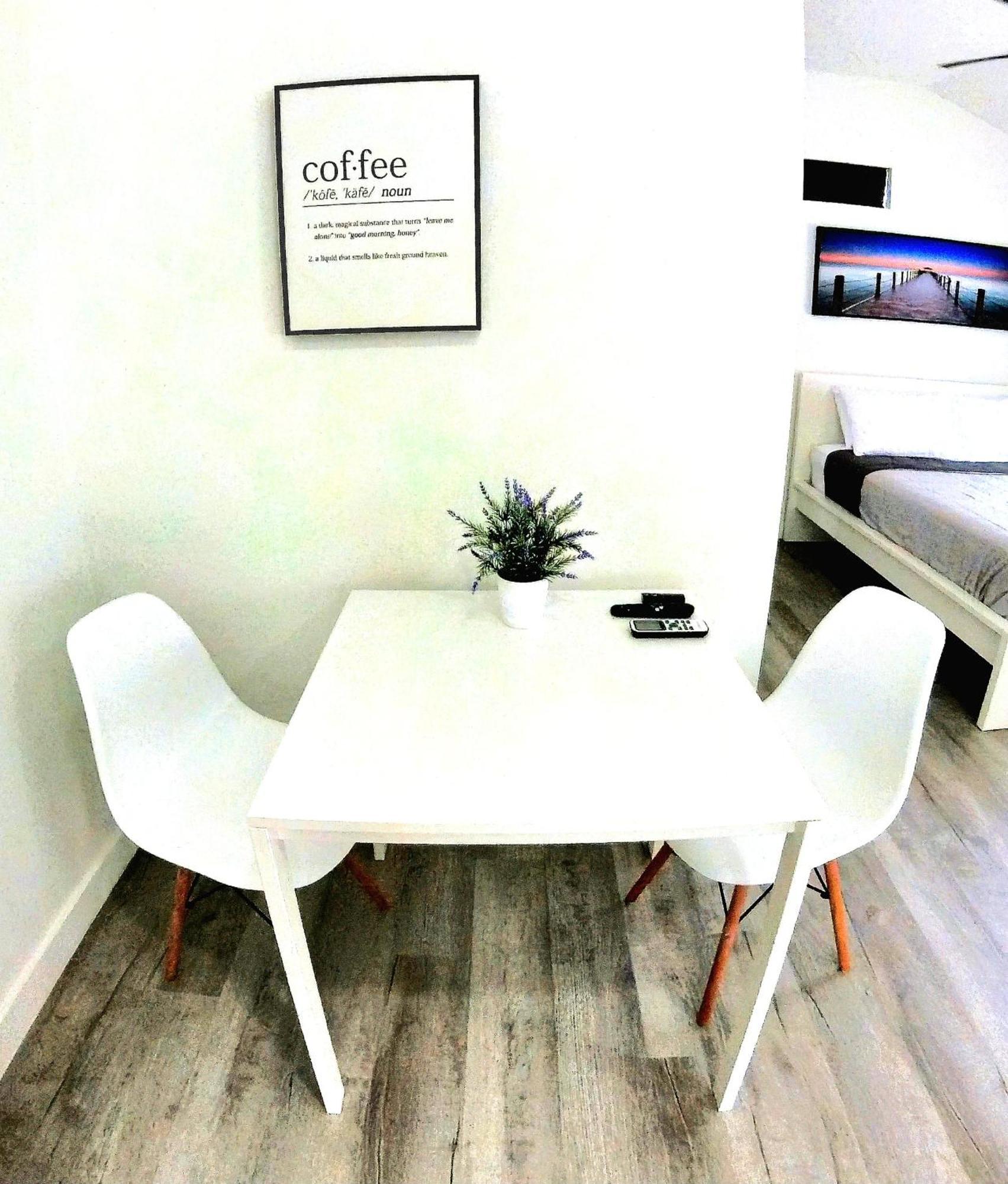 All Modern Studio With Private Entry & Parking. Brandon Esterno foto